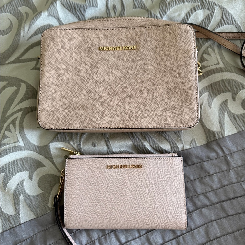 MK JET SET CROSSBODY & WALLET IN SOFT PINK 💕